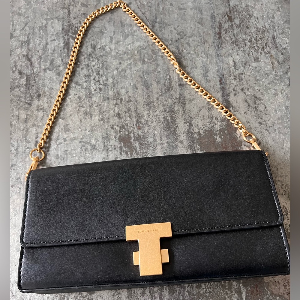 Tory Burch gold chain small shoulder bag with T logo close.